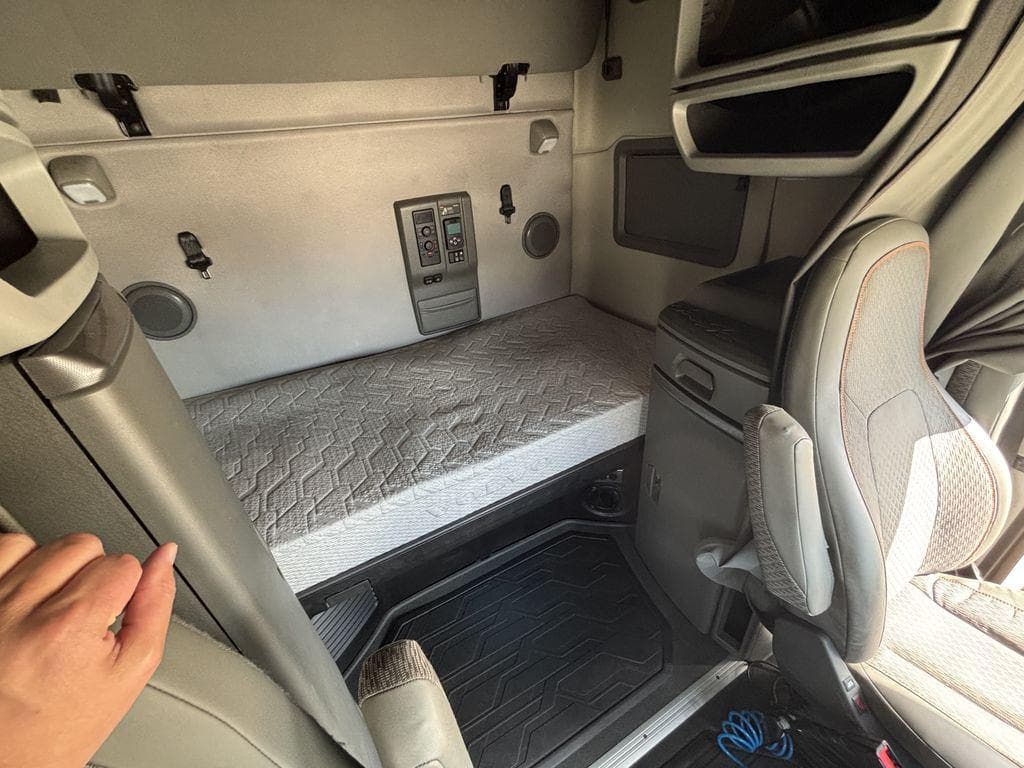 2023 Volvo VNL image 9