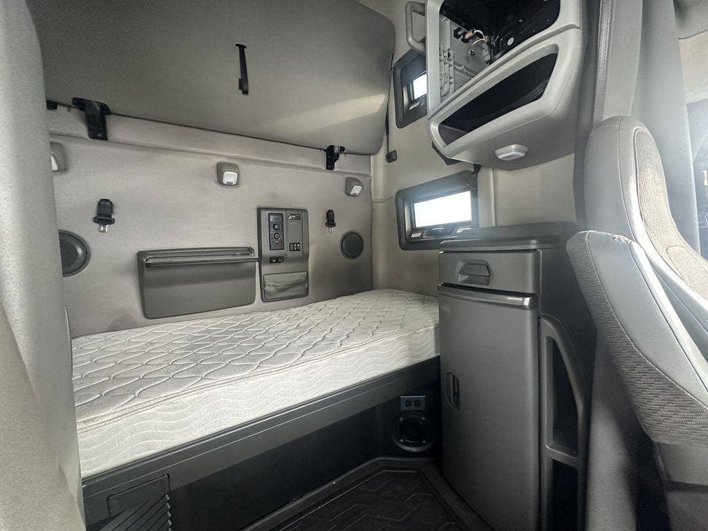 2021 Volvo VNL image 11