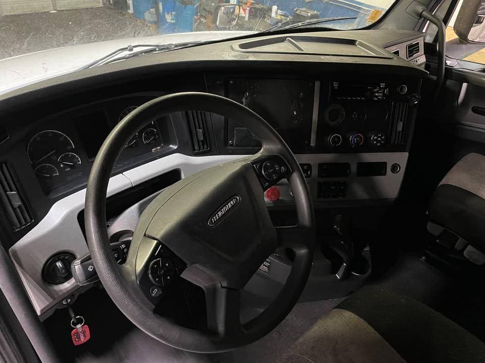 2021 Freightliner Cascadia 126 image 6