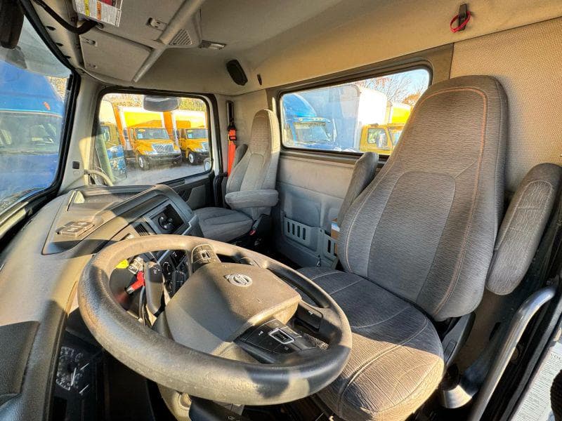 2020 Volvo VNL image 13