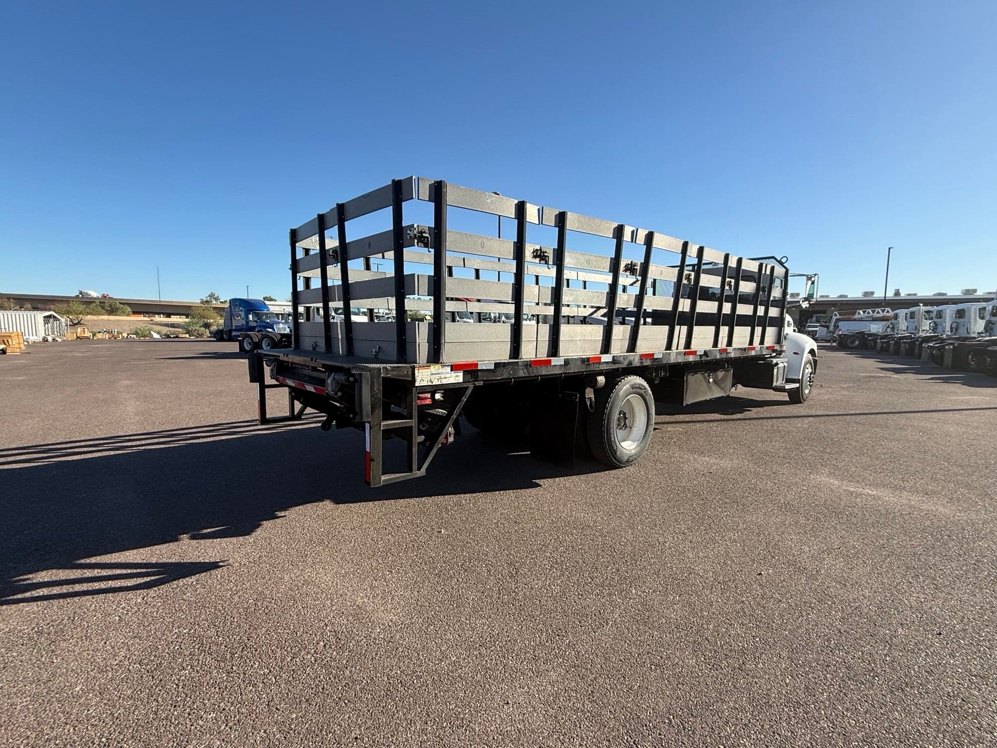 2020 Peterbilt 330 image 5