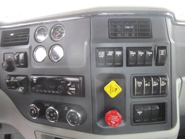 2020 Peterbilt 567 image 10
