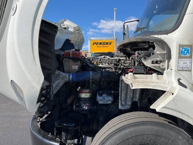 2021 Freightliner M2 image 2