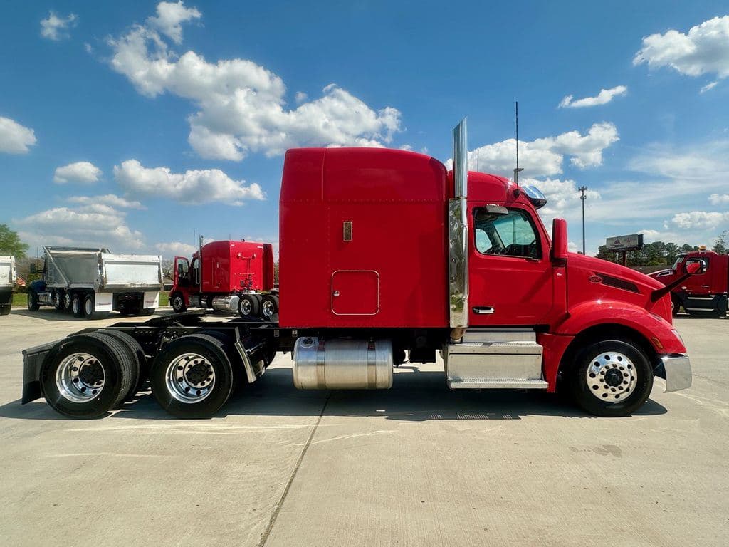Used 2023 PETERBILT 579 image 2