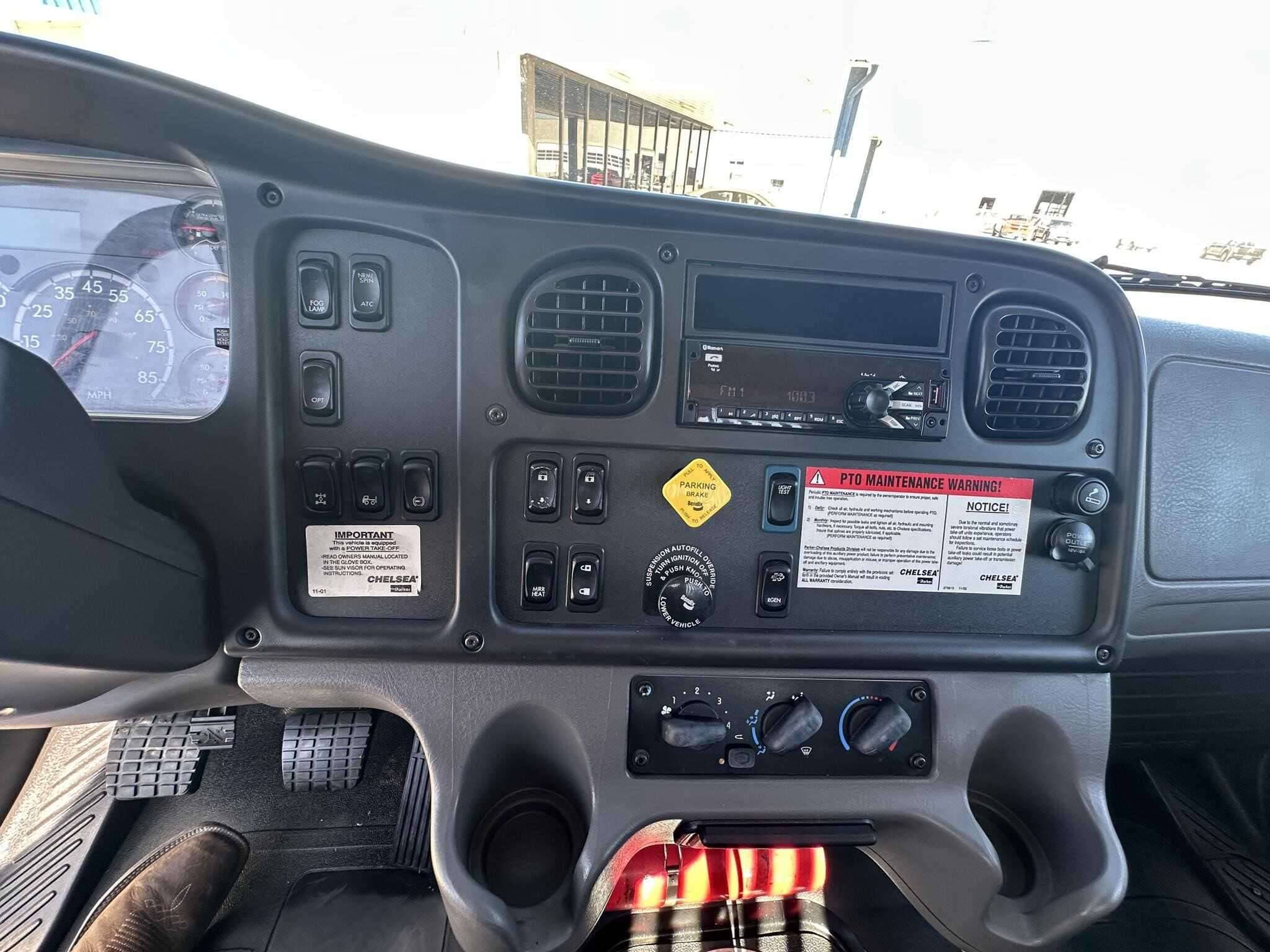2017 Freightliner M2 image 4