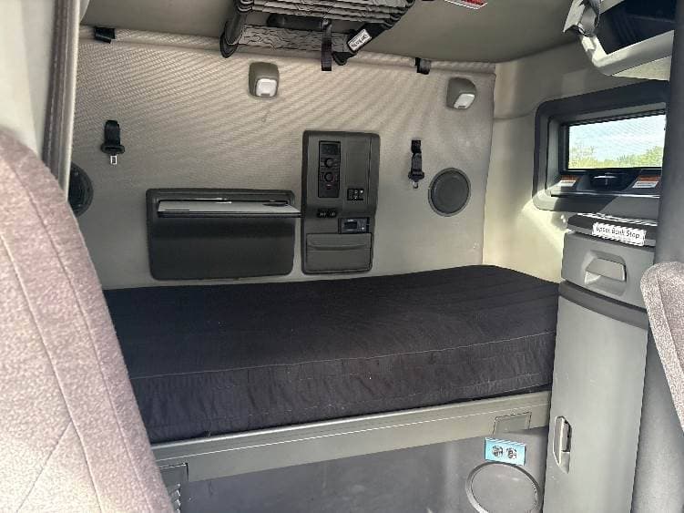 2022 Volvo VNL image 12