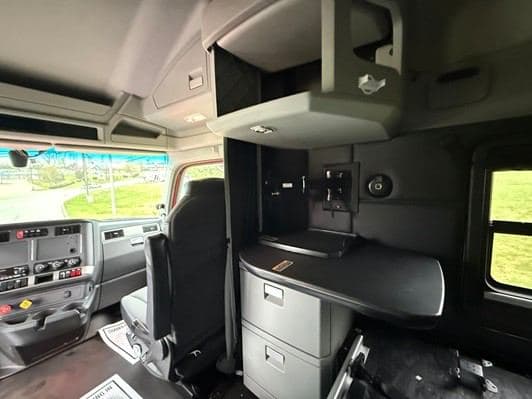 2022 Kenworth T680 image 33