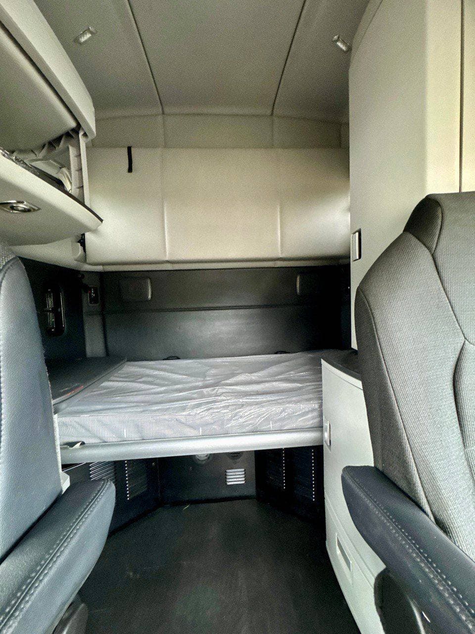 2023 Kenworth T680 image 15