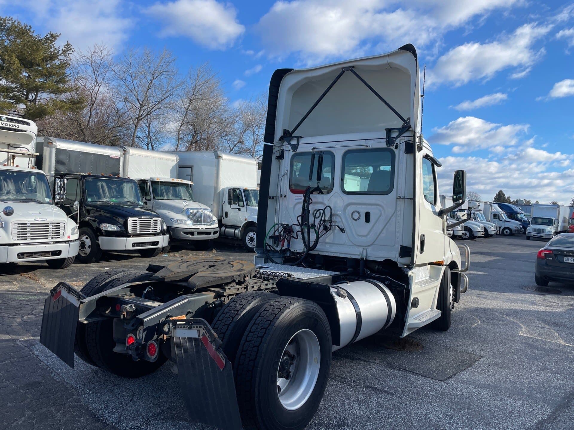 Used 2019 FREIGHTLINER/MERCEDES Conventional - Day Cab - NEW CASCADIA 116 image 4