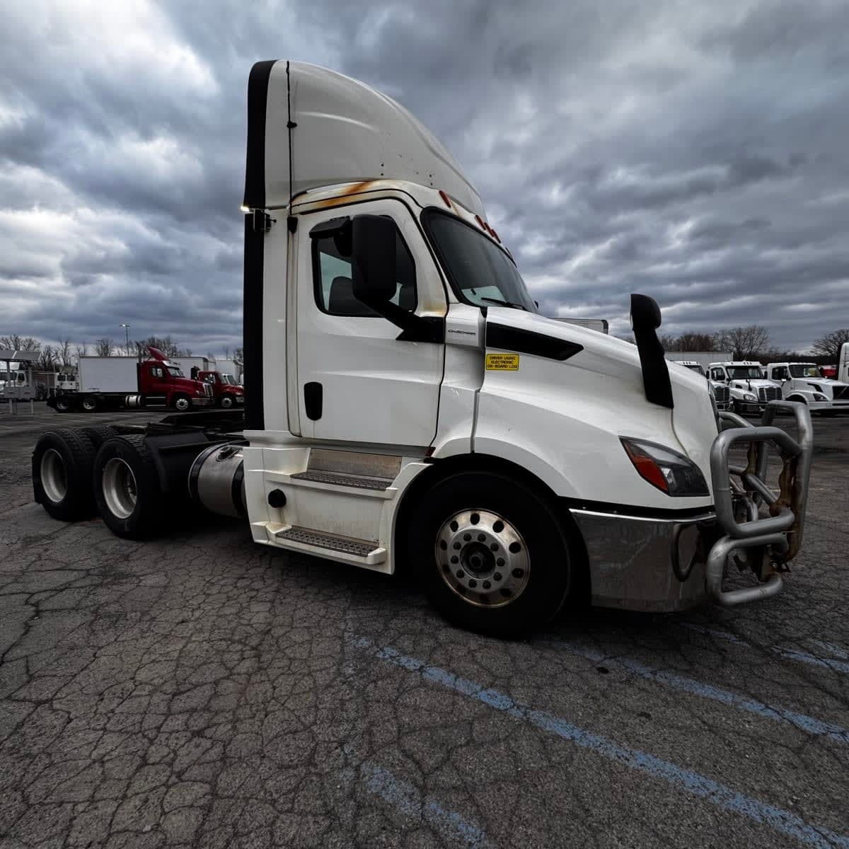Used 2019 FREIGHTLINER Conventional - Day Cab - CASCADIA 116 image 3