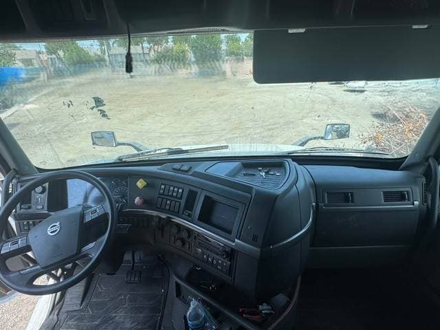 2023 Volvo VNL image 4