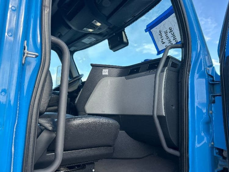 2020 Freightliner Cascadia 126 image 3