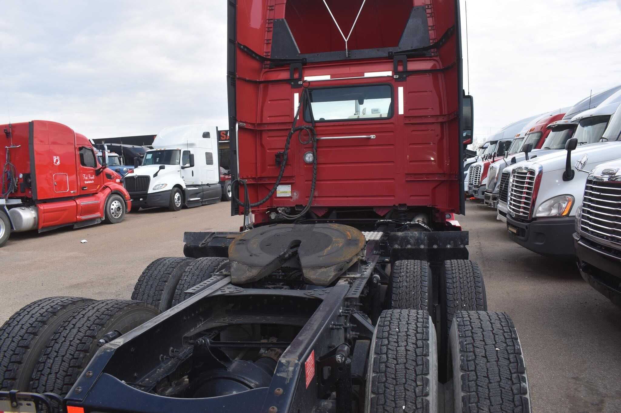 2020 Volvo VNR640 image 15