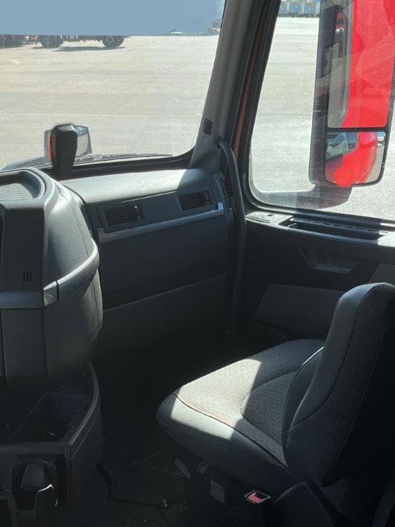 2023 Volvo VNL64T760 image 9