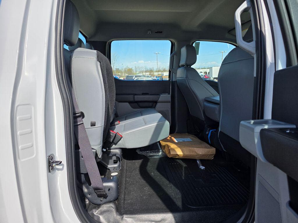 2026 Ford F-450SD XL DRW CAB CHASSIS image 33