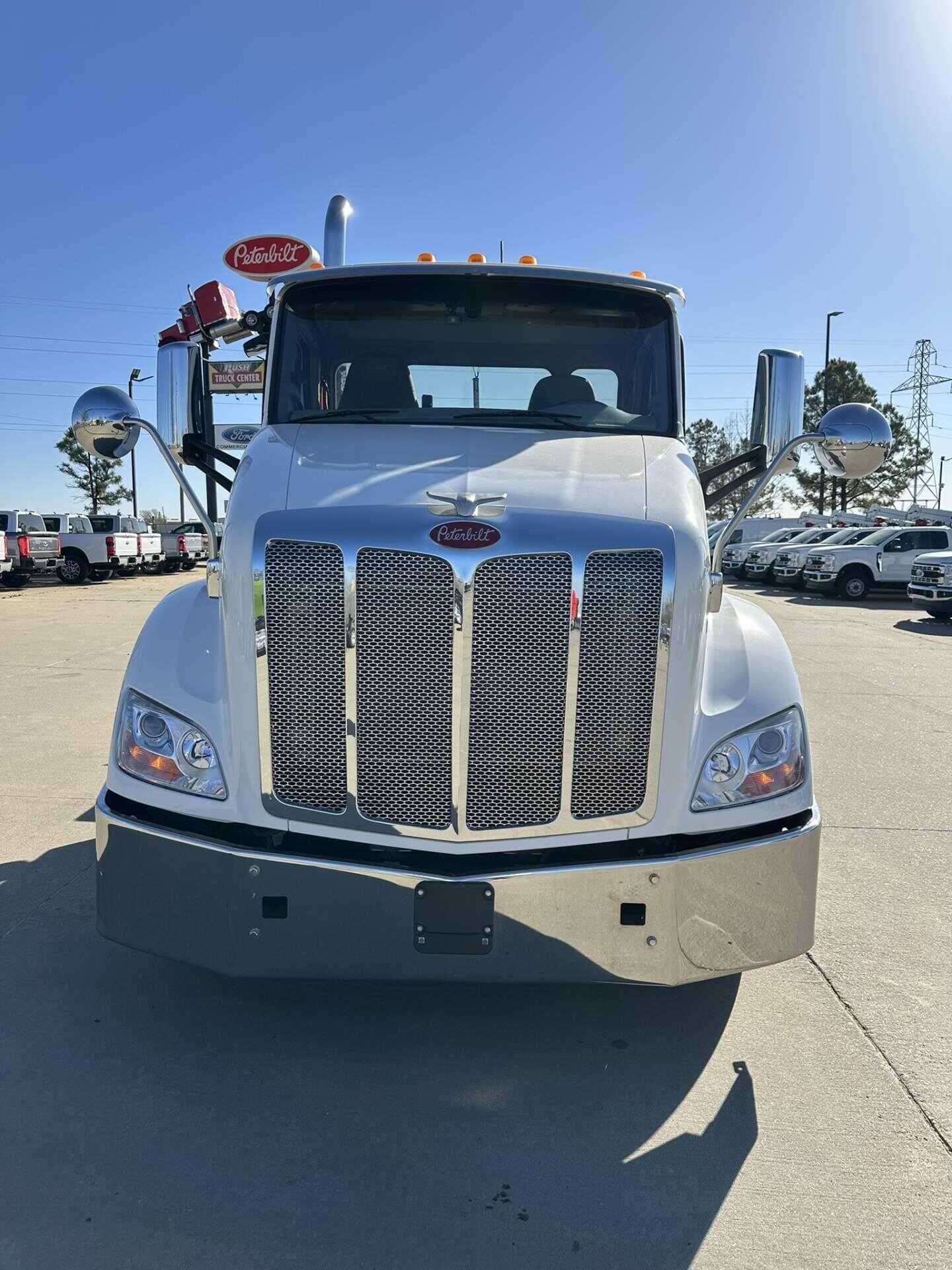 2021 Peterbilt 579 image 3