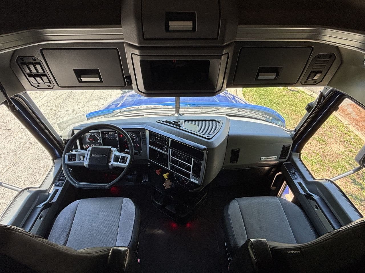2019 Mack Anthem image 28