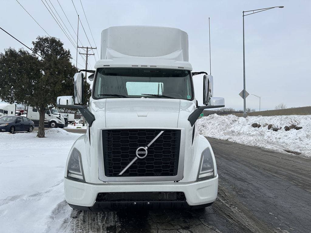 2020 Volvo VNR image 8