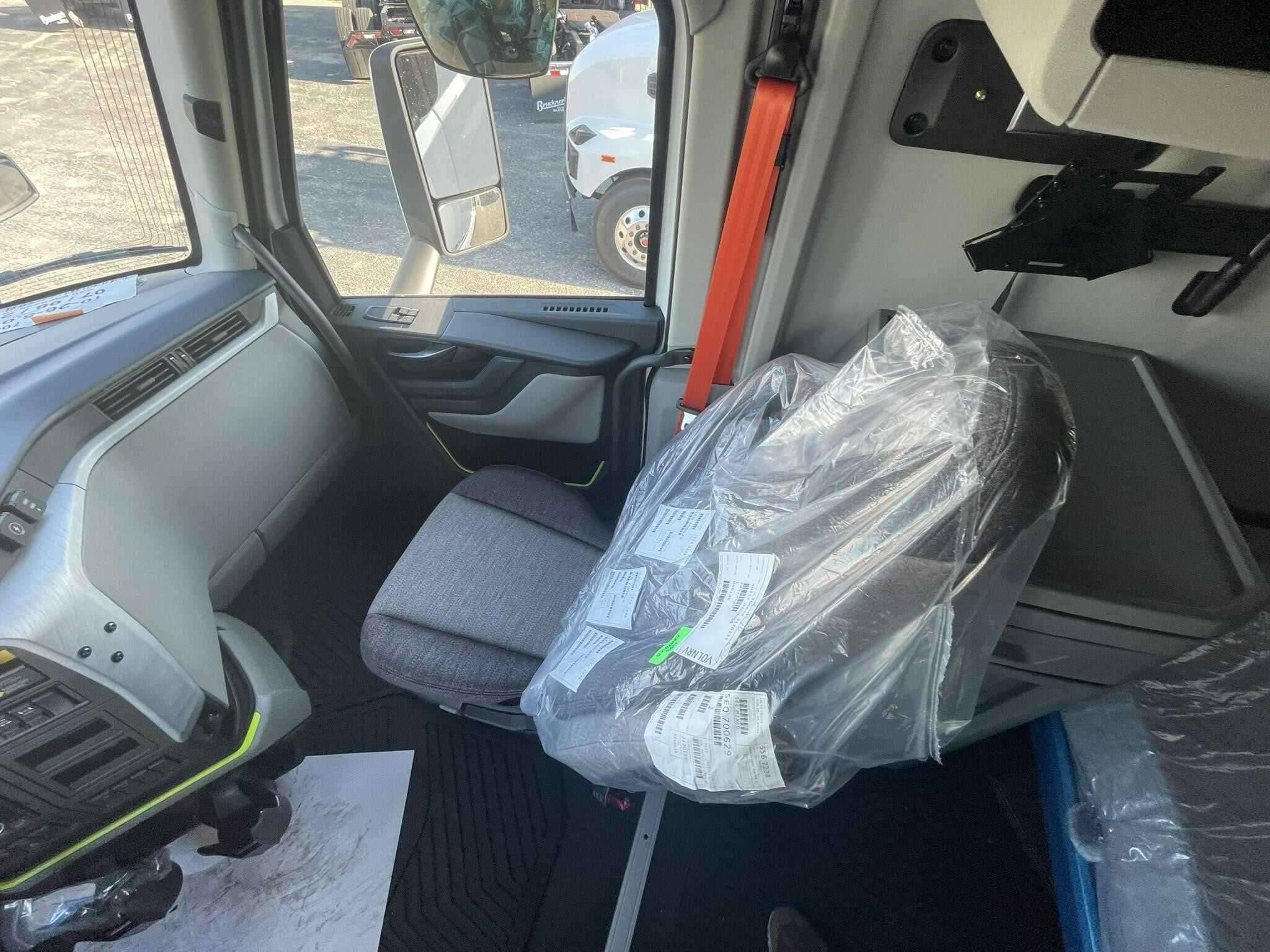 2026 Volvo NEW VNL image 9