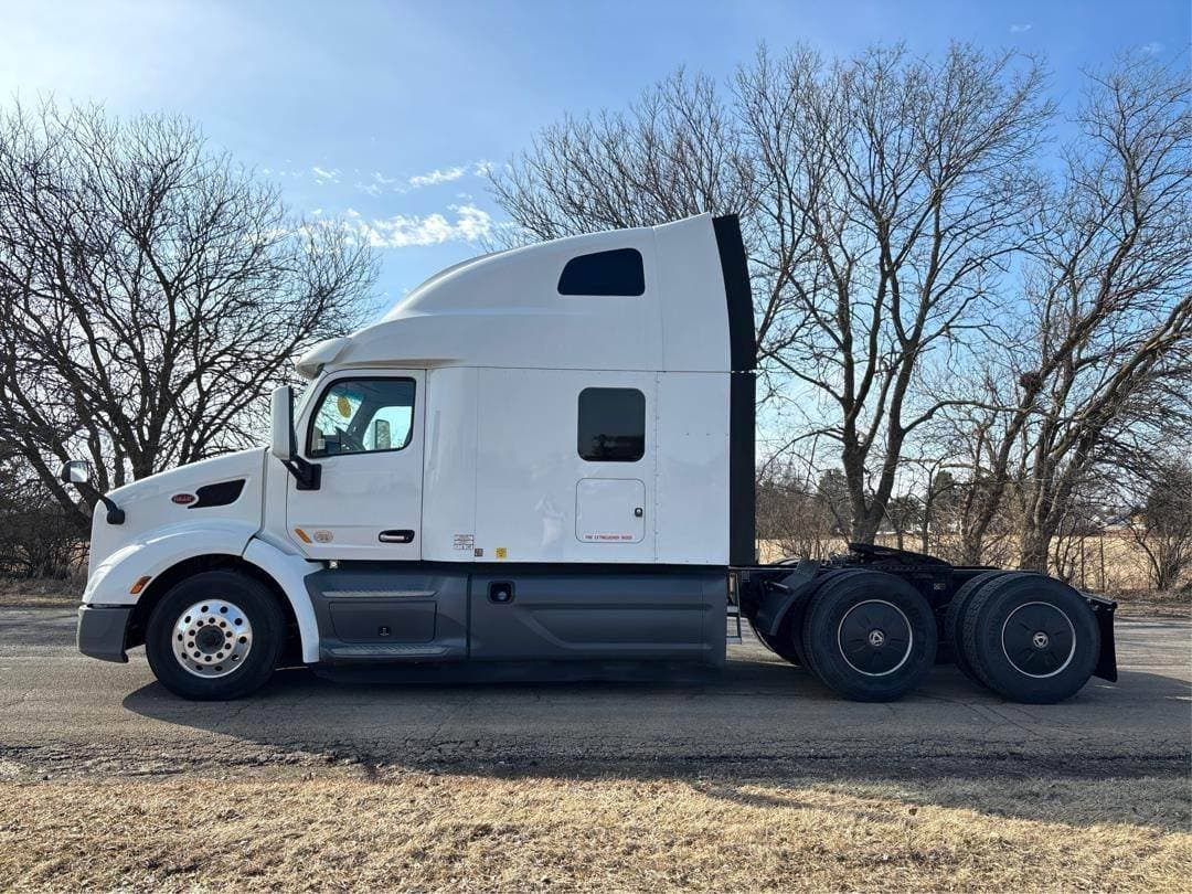 2021 Peterbilt 579 image 3