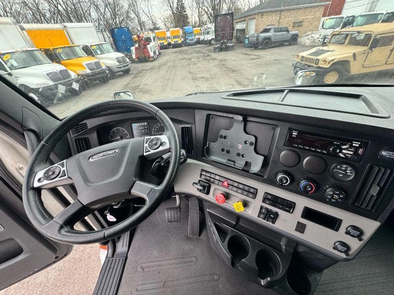 2020 Freightliner Cascadia image 15