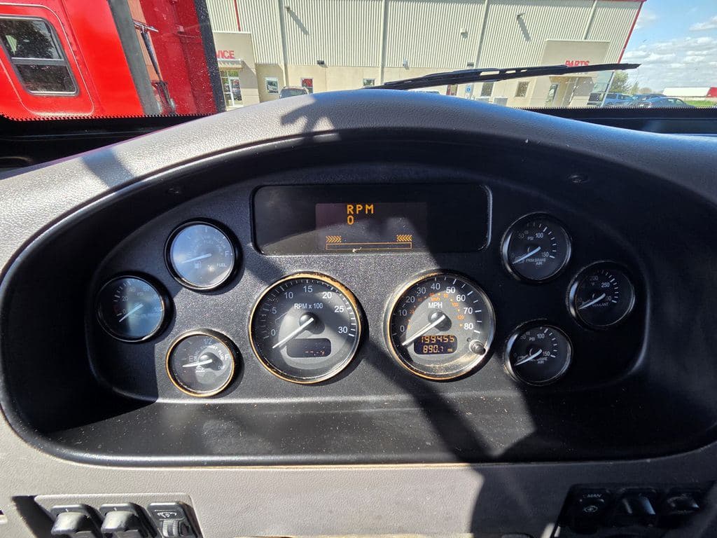 Used 2020 PETERBILT 330 image 25