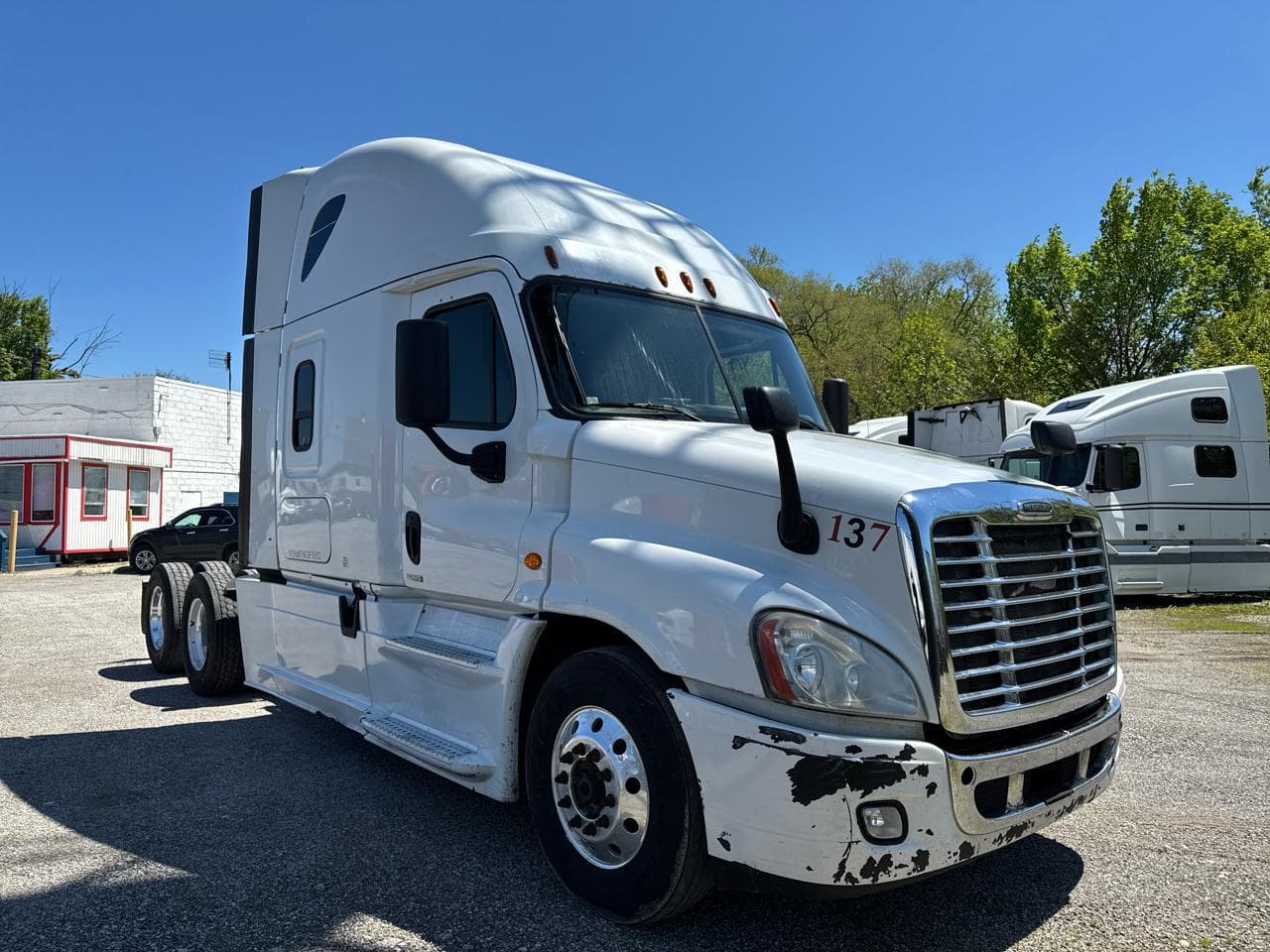 2015 Freightliner Cascadia 125 image 2