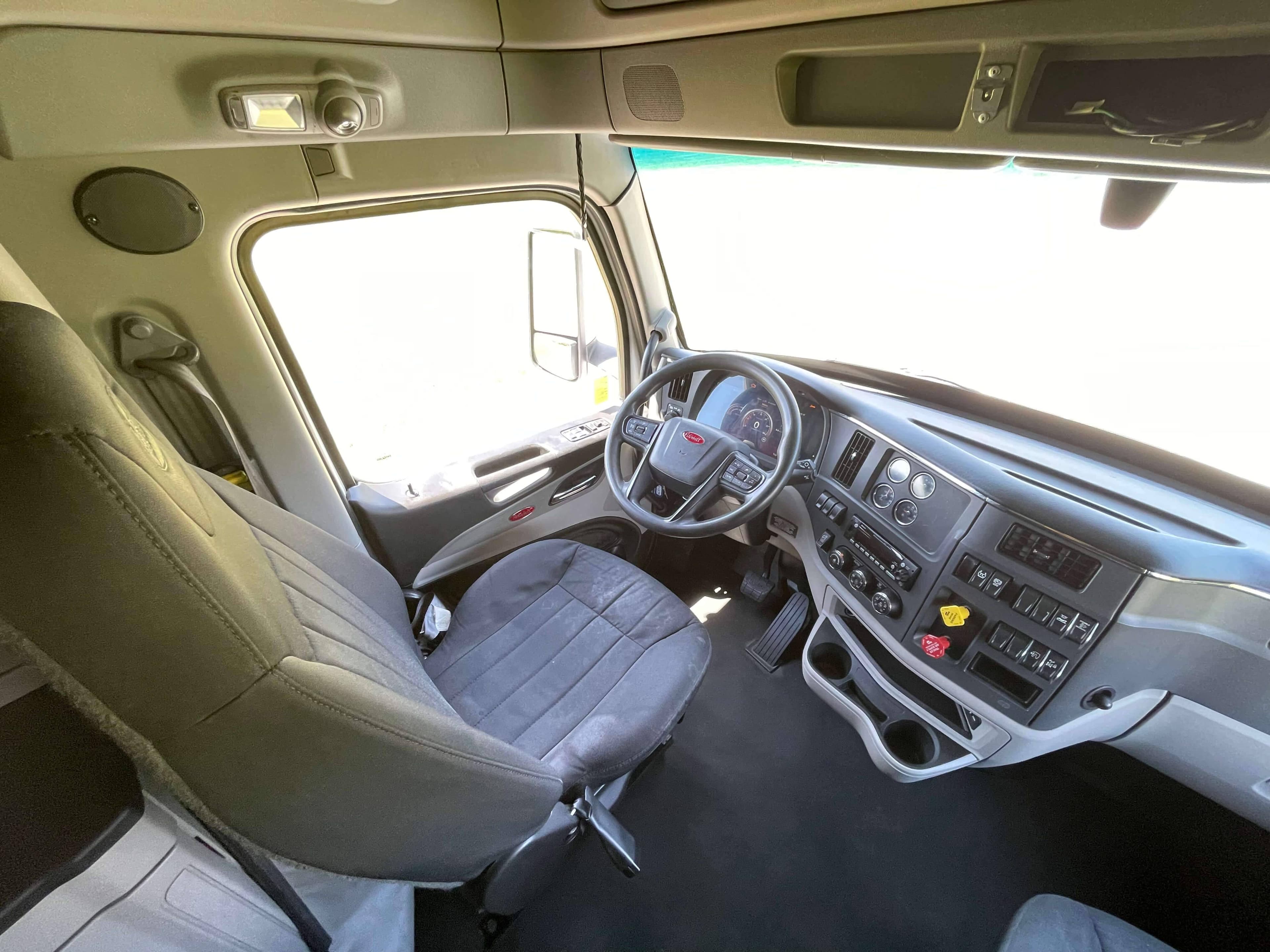 2022 Peterbilt 579 image 14