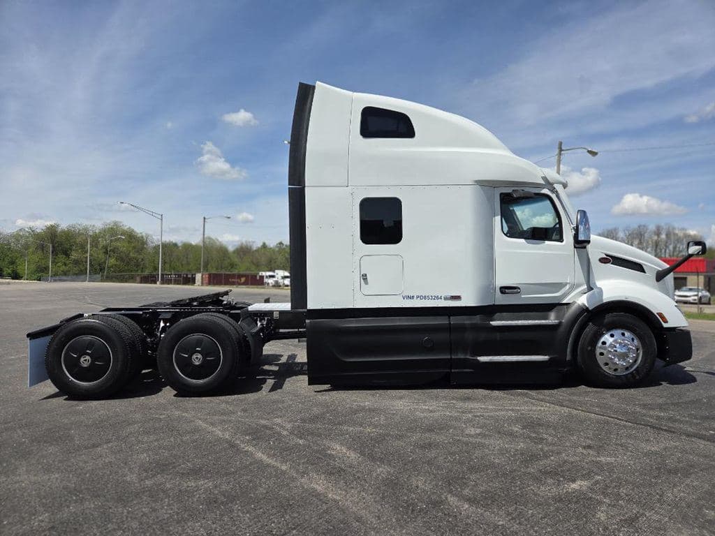 Used 2023 PETERBILT 579 image 6