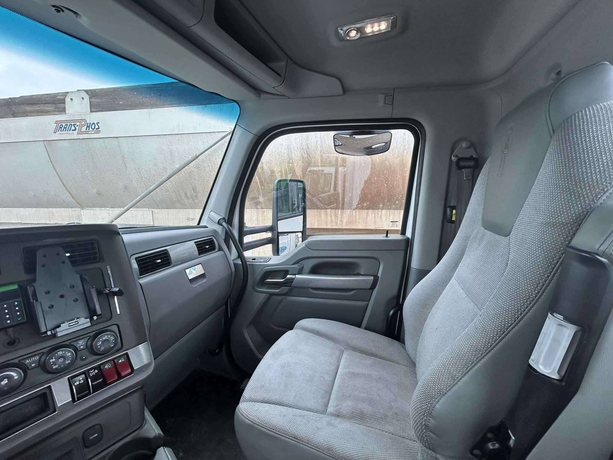 2016 Kenworth T880 image 11