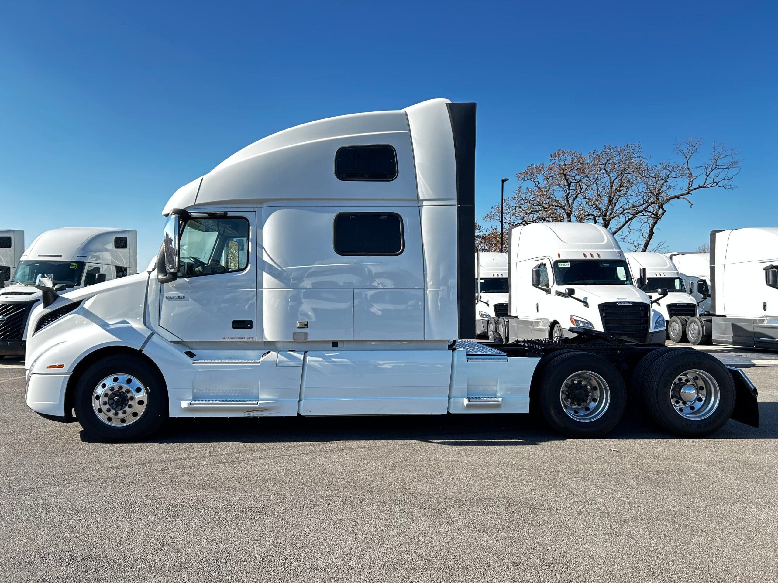 2023 Volvo VNL image 2