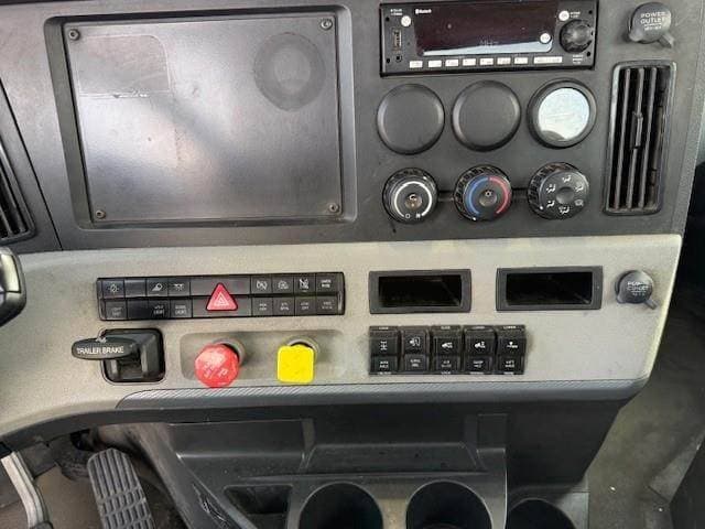 2022 Freightliner Cascadia 126 Tri Axle Day Cab Truck - Detroit 475HP, 12 Speed Dt12 Amt image 4