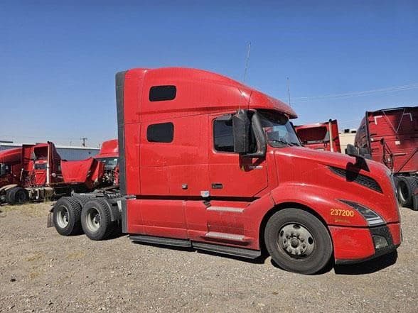 2023 Volvo VNL64T760 image 2