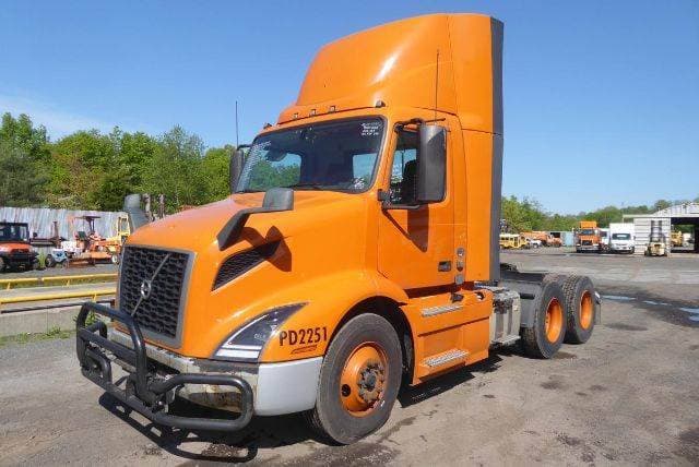 2020 Volvo VNR image 1