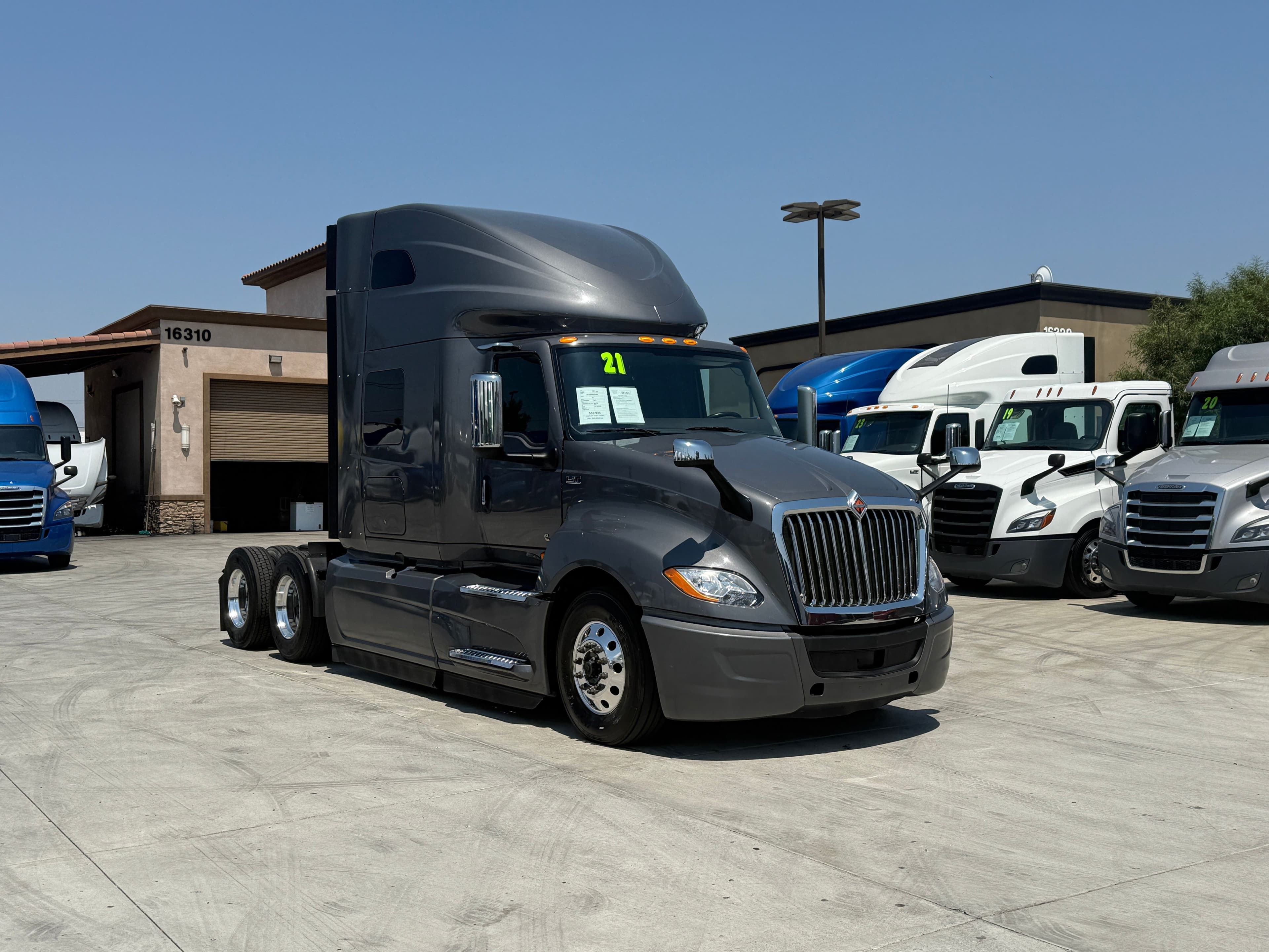 2021 International LT image 3