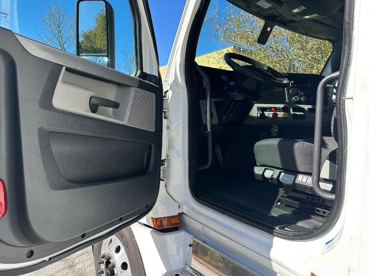 2019 Freightliner Cascadia 126 image 17