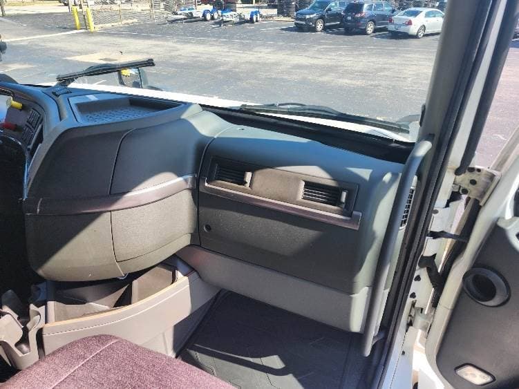 2023 Volvo VNL image 10