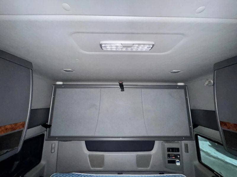 2019 International LT image 23