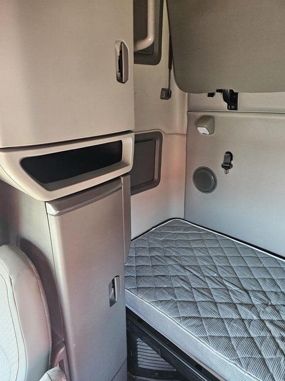 2023 Volvo VNL64T760 image 9