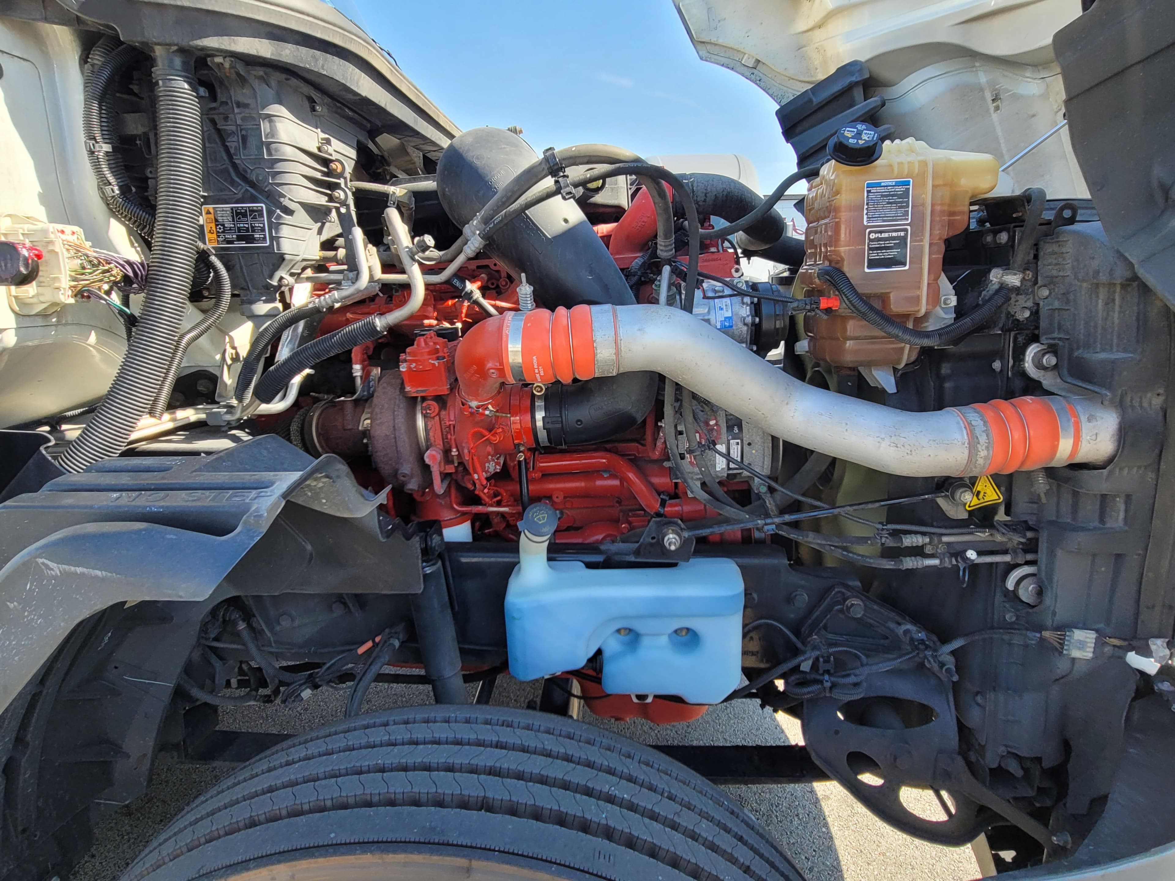 2022 International LT image 7