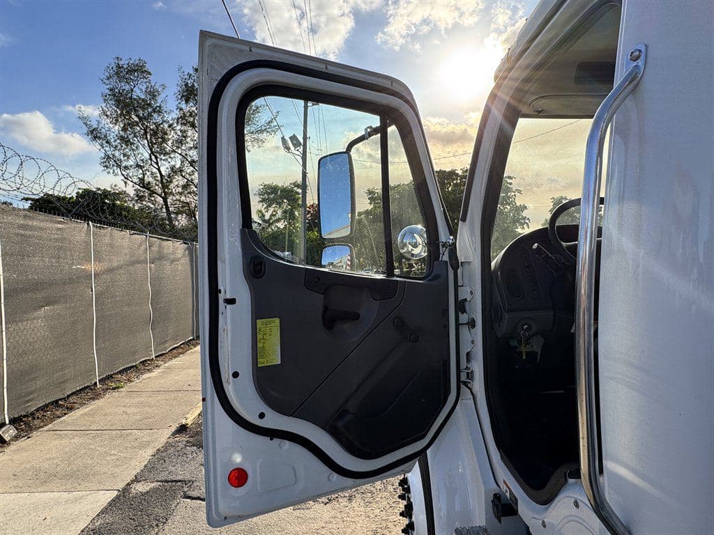 2015 Freightliner M2 106 image 49