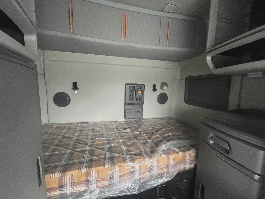 2022 Volvo VNL image 9