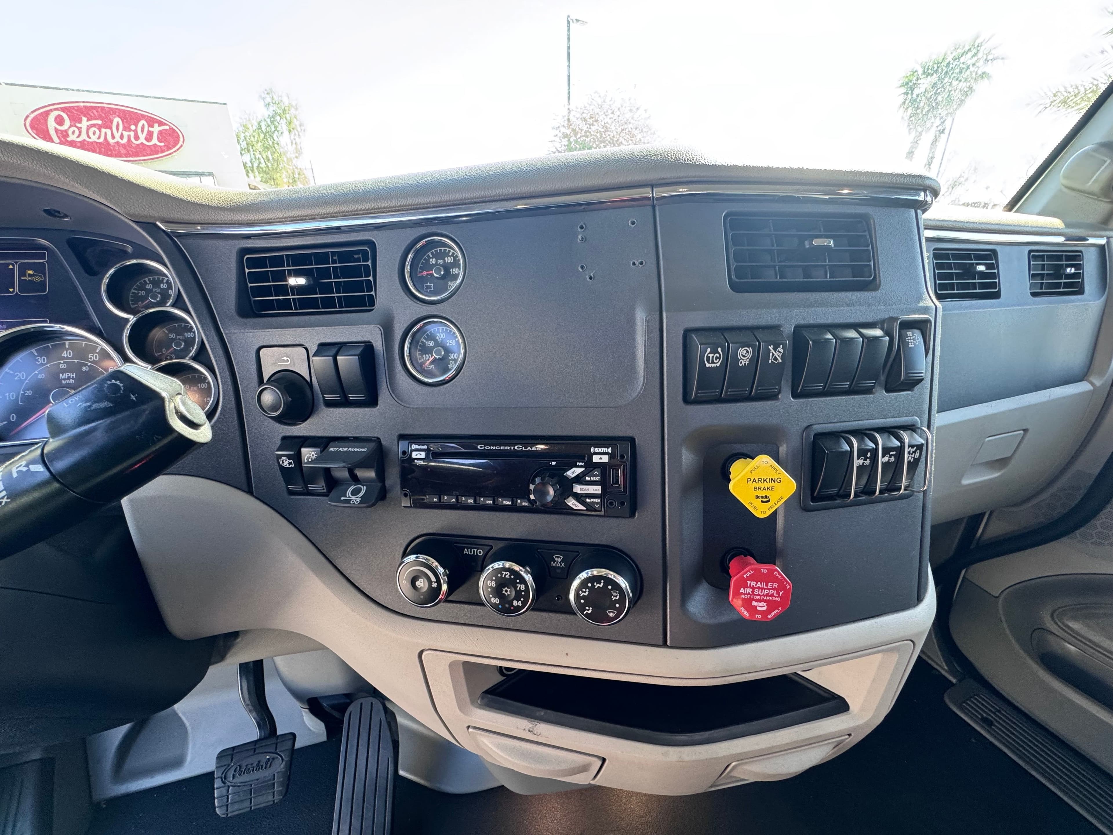 2020 Peterbilt 579 image 13