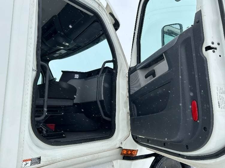 2019 Freightliner Cascadia 126 Day Cab Truck - 410HP, 10 Speed Manual image 12