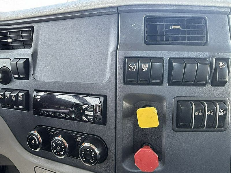 2021 Peterbilt 579 image 17