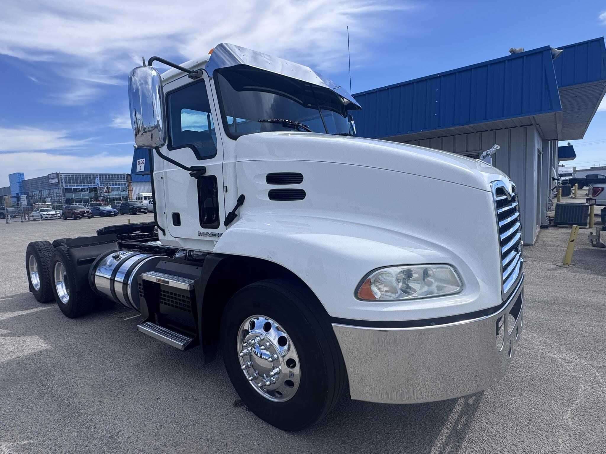 Used 2018 MACK PINNACLE CXU613 Conventional - Day Cab in San Antonio, TX image 2