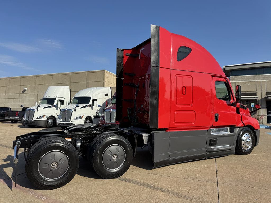 Used 2023 FREIGHTLINER PT126064ST image 14