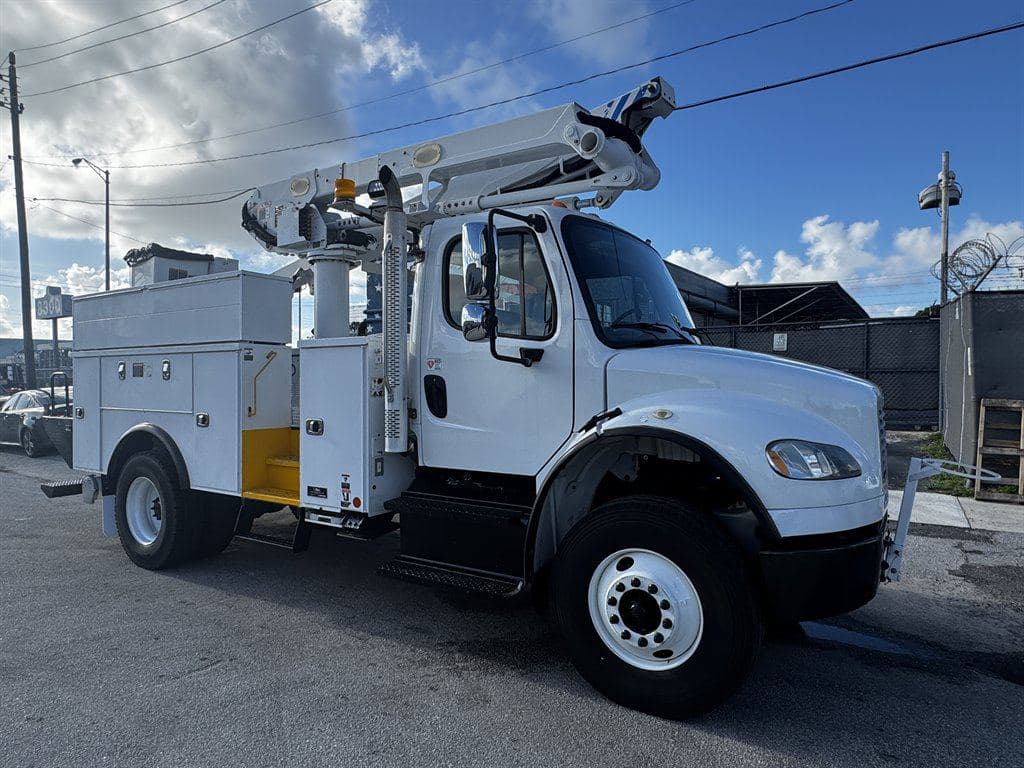 2017 Freightliner M2-106 image 18