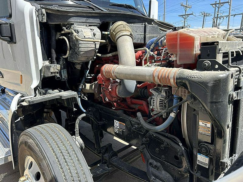 2021 Peterbilt 579 image 10