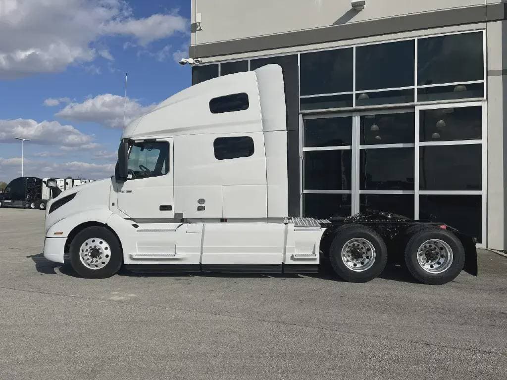 2022 Volvo VNL image 5
